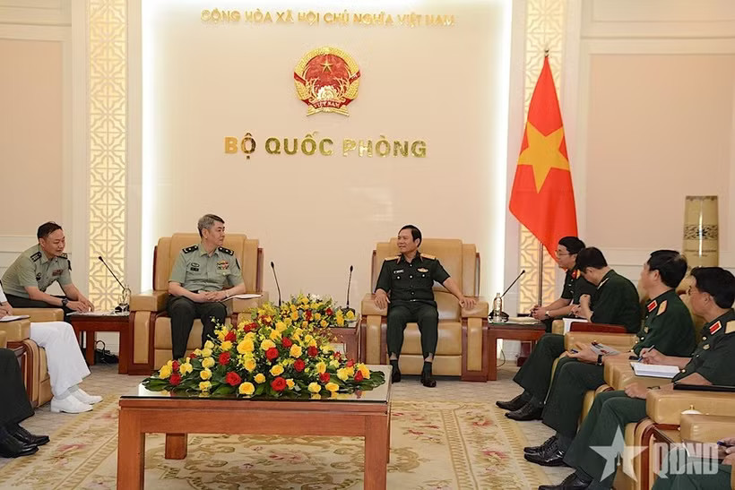 Nguyen Tan Cuong (R), Chief of the General Staff of the Vietnam People's Army and Deputy Minister of National Defence, and Major General Liu Kai, director of the political department of China's National Defence University, at their meeting in Hanoi on July 13, 2026. (Photo: qdnd.vn)