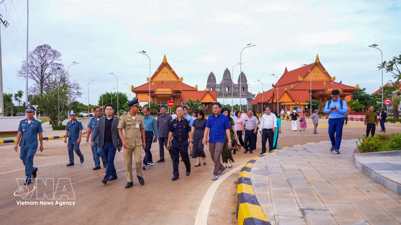 Representatives of the Department for Roads of Vietnam and Cambodia's Ministry of Public Works and Transport during their survey at the Meun Chey International Border Gate in Cambodia's Prey Veng province on July 13, 2026. (Photo: VNA)