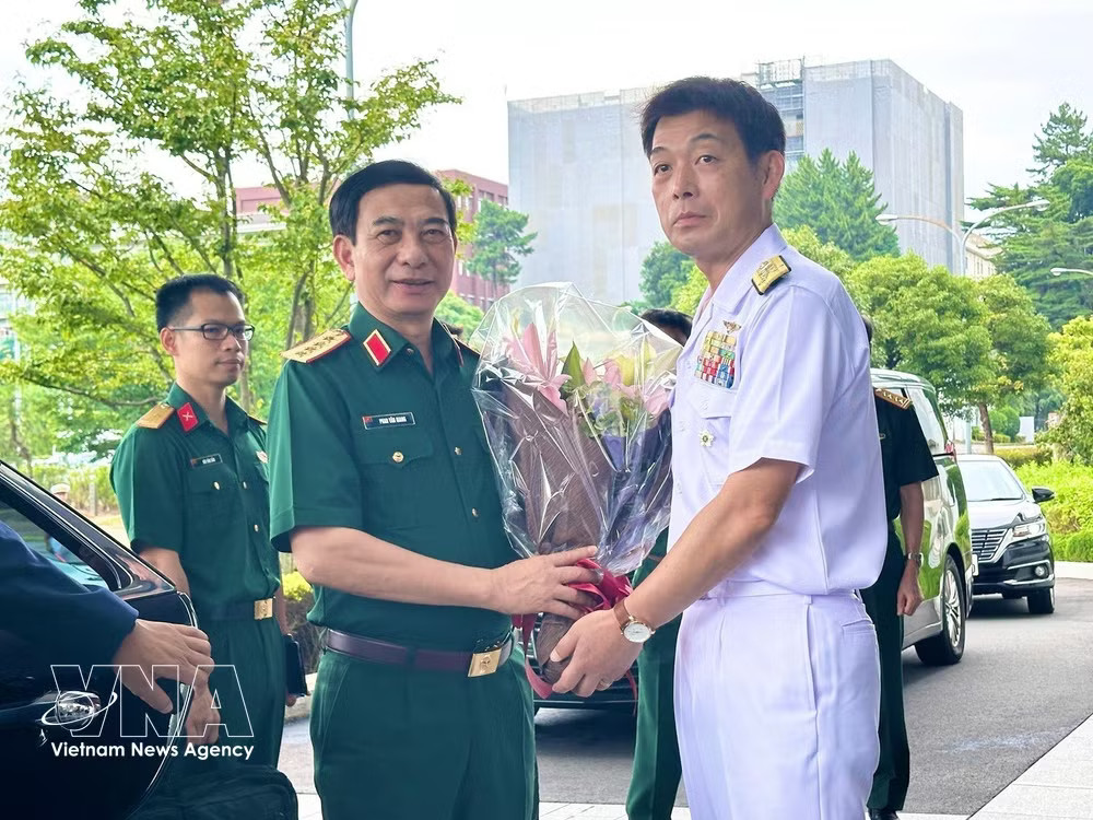Vice Admiral Takada Tetsuya welcomes General Phan Van Giang (Photo: VNA) vnanet-pvg3.jpg