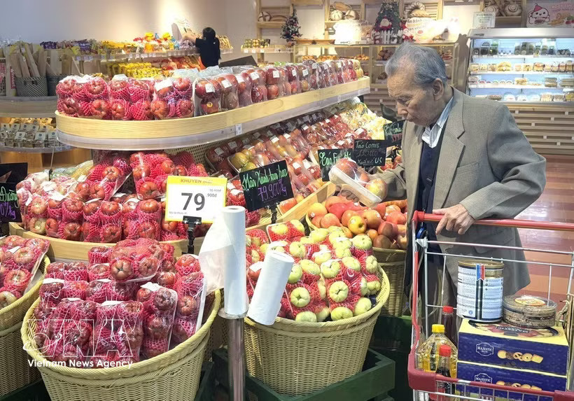 A shopper at a supermarket in Hanoi. (Photo: VNA) 