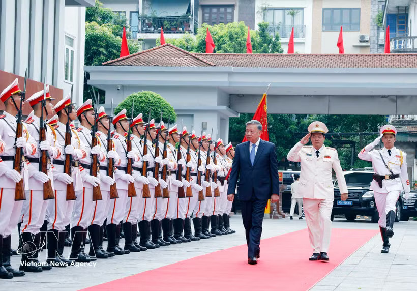Party General Secretary and State President To Lam reviews the People's Public Security Force's guard of honour. (Photo: VNA)