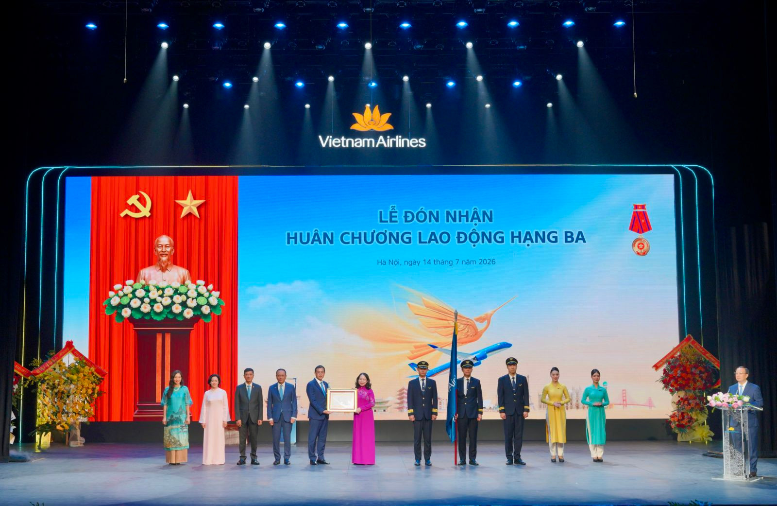 1. Phó Chủ tịch nước Võ Thị Ánh Xuân trao Huân chương Lao động hạng Ba cho Tổng công ty Hàng không Việt Nam. (Ảnh_ VNA)