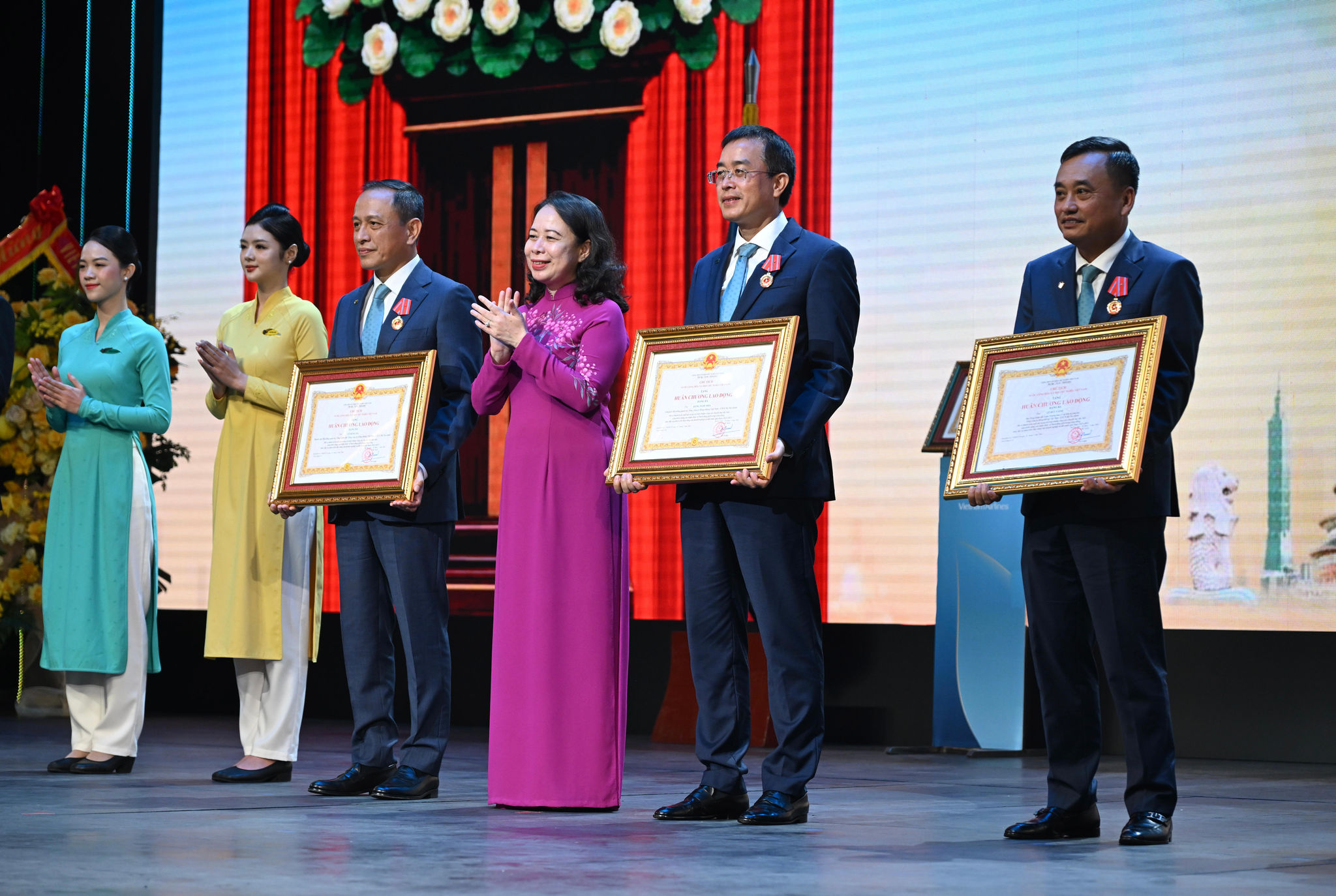 2. Phó Chủ tịch nước Võ Thị Ánh Xuân trao Huân chương Lao động hạng Ba cho lãnh đạo Vietnam Airlines. (Ảnh_ VNA)