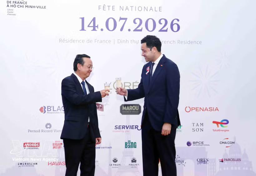 Bui Minh Thanh (left), Vice Chairman of the Ho Chi Minh City People's Committee, congratulates Etienne Ranaivoson, Consul General of France in Ho Chi Minh City, on the occasion of France's National Day. (Photo:VNA) 