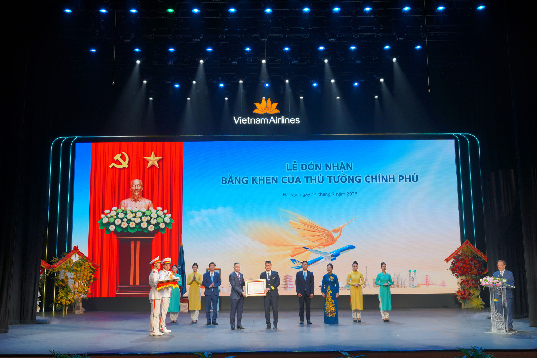 3. Đồng chí Ngô Văn Tuấn, Ủy viên Ban Chấp hành Trung ương Đảng, Bộ trưởng Bộ Tài chính trao tặng Bằng khen của Thủ tướng Chính phủ cho các cá nhân có thành tích xuất sắc trong công tác tổ chức các chuyến bay đặc