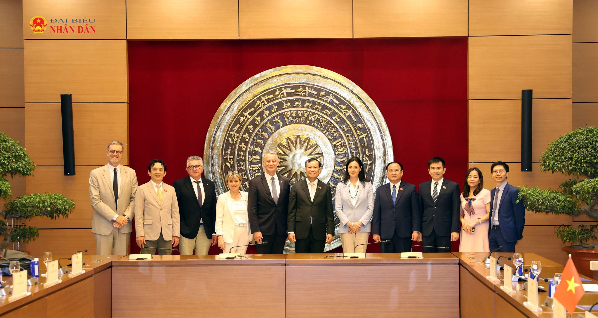 dbnd.1cdn.vn-2026-06-02-_chu-nhiem-uy-ban-quoc-phong-an-ninh-va-doi-ngoai-le-tan-toi-chup-hinh-luu-niem-voi-doan-uy-ban-quoc-phong-va-cac-luc-luong-vu-trang-cua-ha-vien-phap_watermarked_watermarked.jpg