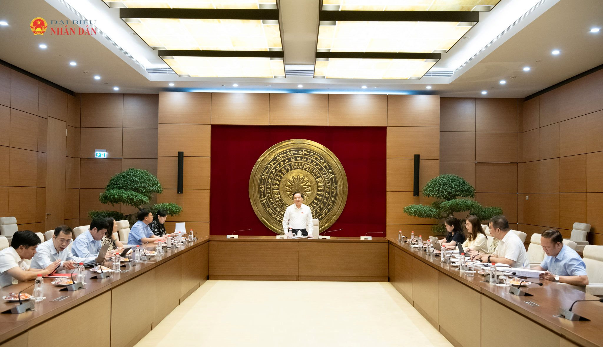Phó Chủ tịch Quốc hội, Chủ tịch Hội đồng khoa học của Ủy ban Thường vụ Quốc hội Nguyễn Khắc Định phát biểu tại phiên họp