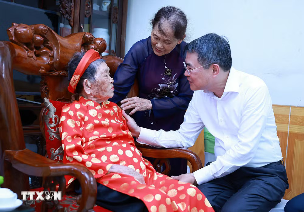 ttxvn-thu-tuong-dang-huong-tuong-niem-cac-anh-hung-liet-si-tinh-phu-tho9.jpg