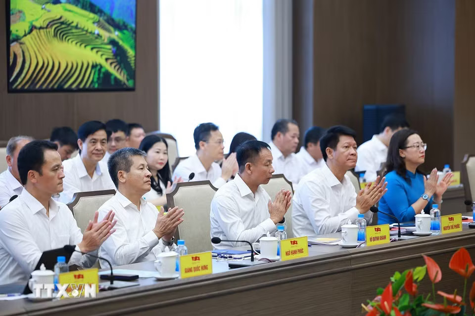 f6aca44eeff28e2e431c1154e30b93ca79177dd42b095e57a6b0aa-_ttxvn-thu-tuong-lam-viec-voi-ban-thuong-vu-tinh-uy-lao-cai-14-6.jpg.avif