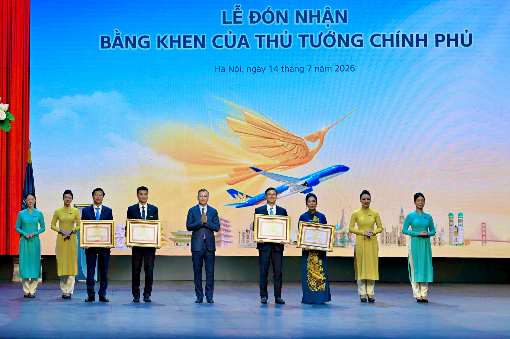 4. Đồng chí Ngô Văn Tuấn, Ủy viên Ban Chấp hành Trung ương Đảng, Bộ trưởng Bộ Tài chính trao tặng Bằng khen của Thủ tướng Chính phủ cho cá nhân thuộc Ban Vì sự tiến bộ của phụ nữ Vietnam Airlines. (Ảnh_ VNA)