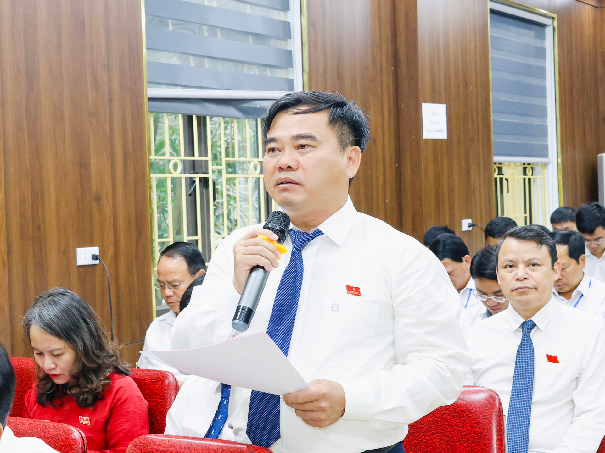 Đại biểu Nguyễn Viết Hùng phát biểu tại tổ 2.
