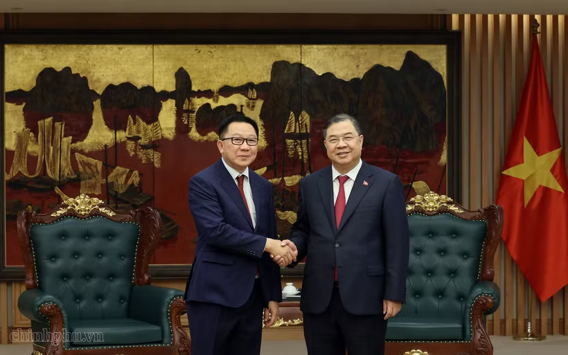 Permanent Deputy Prime Minister Pham Gia Tuc (right) reveives Lao Minister of Agriculture and Environment Linkham Douangsavanh in Hanoi on July 14. (Photo: VGP/PN)