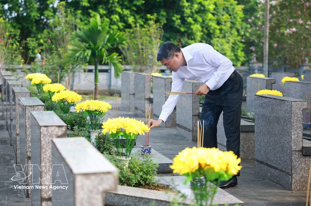 Prime Minister Le Minh Hung offers flowers and incense at the provincial Martyrs' Cemetery in tribute to fallen soldiers on July 14, 2026. (Photo: VNA) Prime Minister Le Minh Hung offers flowers and incense at the provincial Martyrs' Cemetery in tribute to fallen soldiers on July 14, 2026. (Photo: VNA)