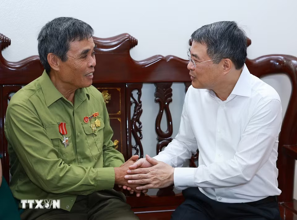 c236d34d3baf0aa24dfd57111e811a4b44265e78-_ttxvn-thu-tuong-tham-gia-dinh-nguoi-co-cong-voi-cach-mang-tinh-lang-son-4.jpg.avif