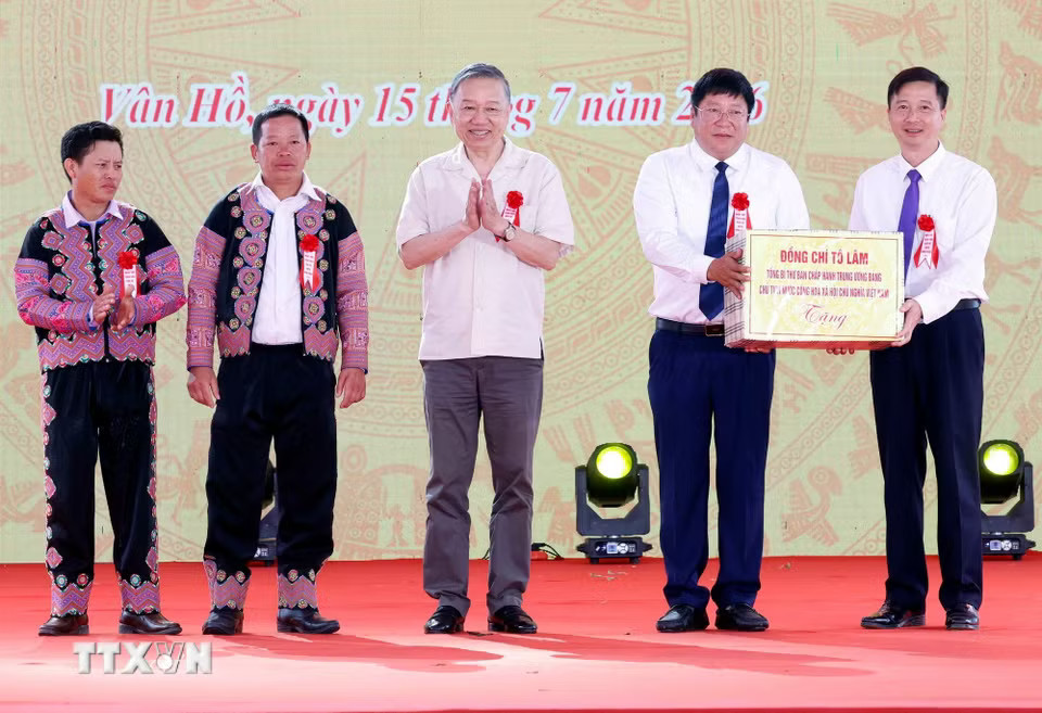 c5fe325e9fe3c0f209c55-_ttxvn-tong-bi-thu-chu-tich-nuoc-du-ngay-hoi-toan-dan-bao-ve-an-ninh-to-quoc-tai-son-la-8889300-3.jpg.avif