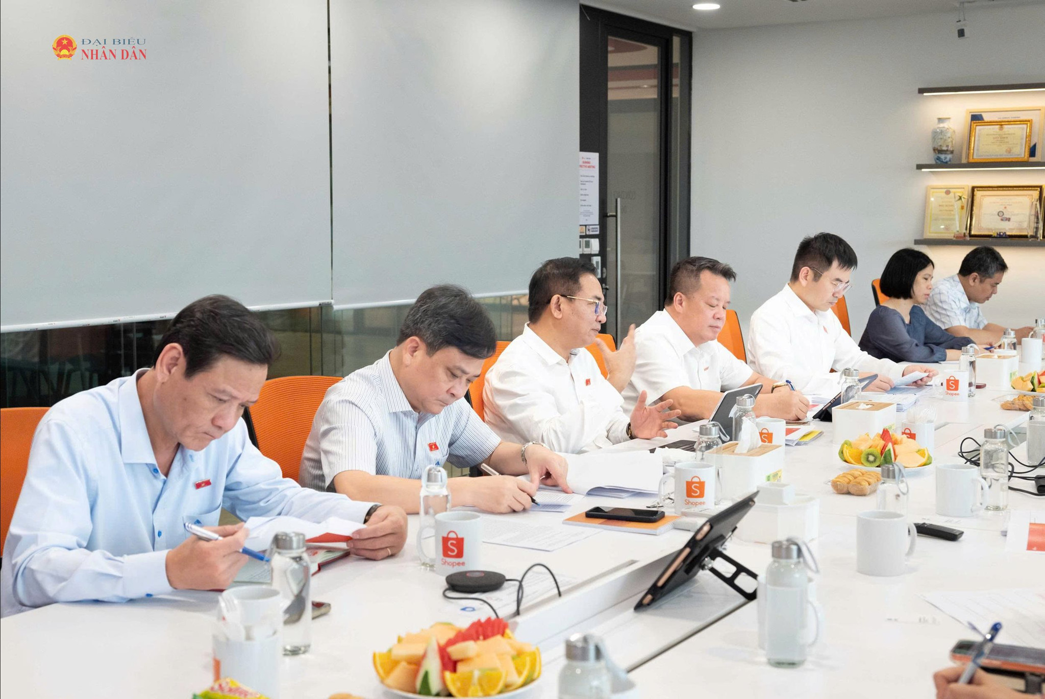 Các đại biểu tham dự cuộc làm việc với Công ty TNHH Shopee