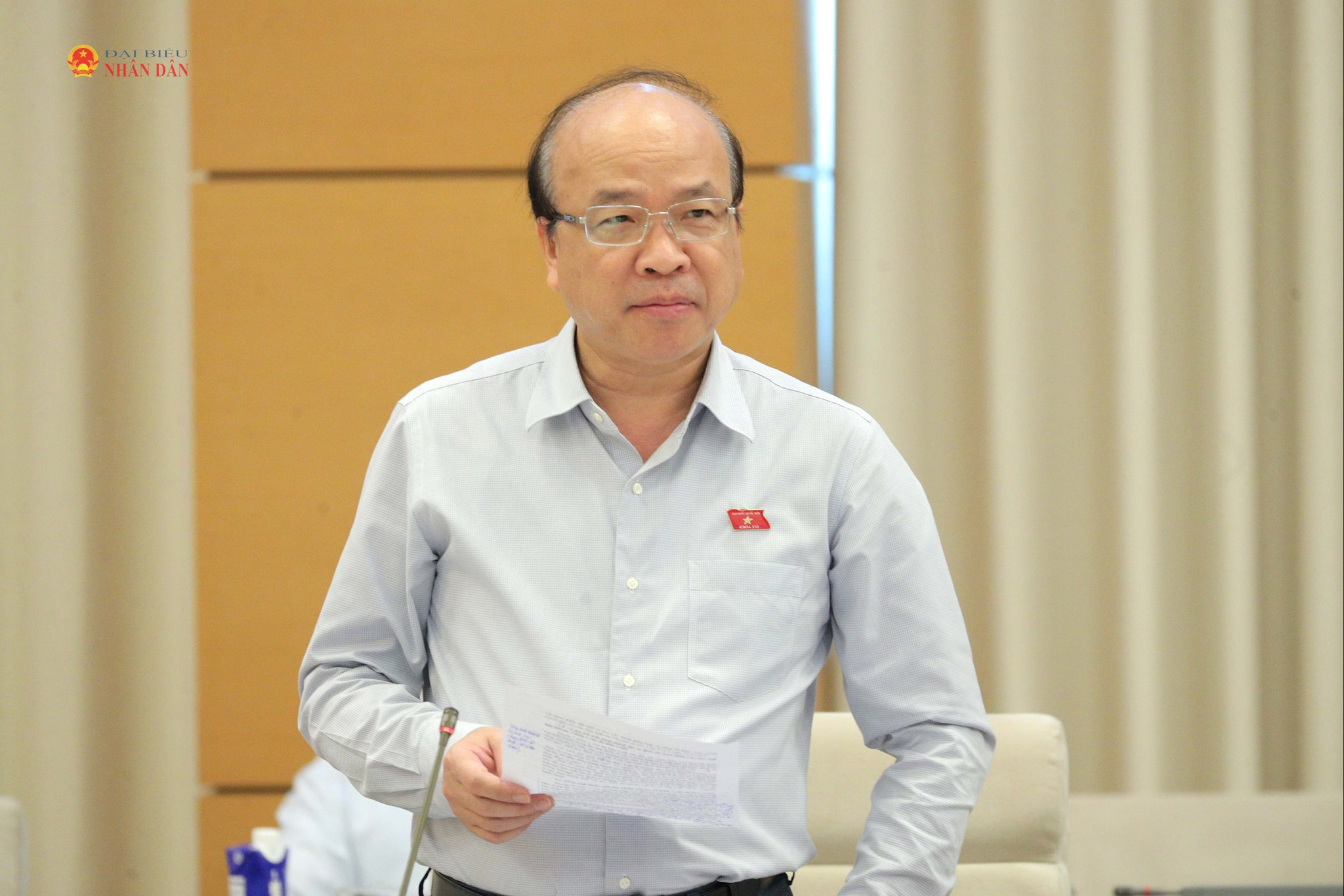 Chủ nhiệm Ủy ban Pháp luật và Tư pháp Phan Chí Hiếu trình bày tóm tắt Báo cáo thẩm tra.