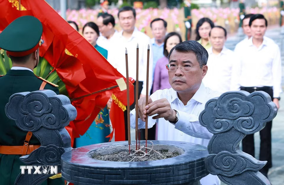 d010cfade766509fdbe66675dd9294a0b2e0d8d986-_ttxvn-thu-tuong-dang-huong-tuong-niem-cac-anh-hung-liet-sy-tinh-lang-son-5.jpg.avif