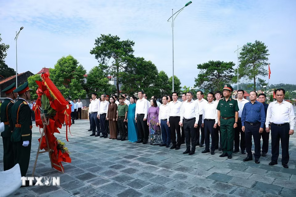 d010cfade7e302fa28abdf71aa7a43283315b85f70-_ttxvn-thu-tuong-dang-huong-tuong-niem-cac-anh-hung-liet-sy-tinh-lang-son-4.jpg.avif