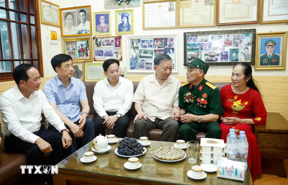 d9a59d4e21100ddb41c54c45-_ttxvn-tong-bi-thu-chu-tich-nuoc-den-tham-va-tang-qua-gia-dinh-ong-tran-xuan-han-8889540-3.jpg.avif