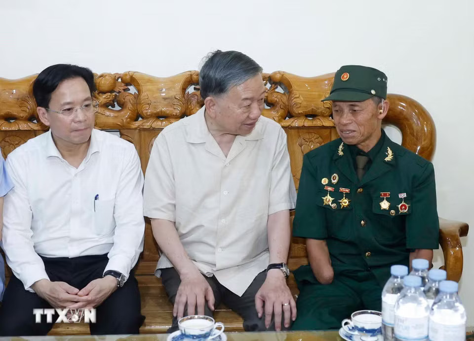 e0df38c8a429275a9d7e08a3079623e96-_ttxvn-tong-bi-thu-chu-tich-nuoc-tham-va-tang-qua-gia-dinh-ong-doan-the-ky-8889587.jpg.avif