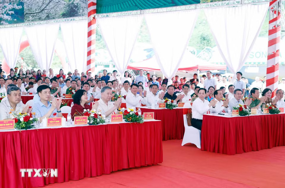 e11ddd3b84cd-_ttxvn-tong-bi-thu-chu-tich-nuoc-du-ngay-hoi-toan-dan-bao-ve-an-ninh-to-quoc-tai-son-la-8889300-9.jpg.avif