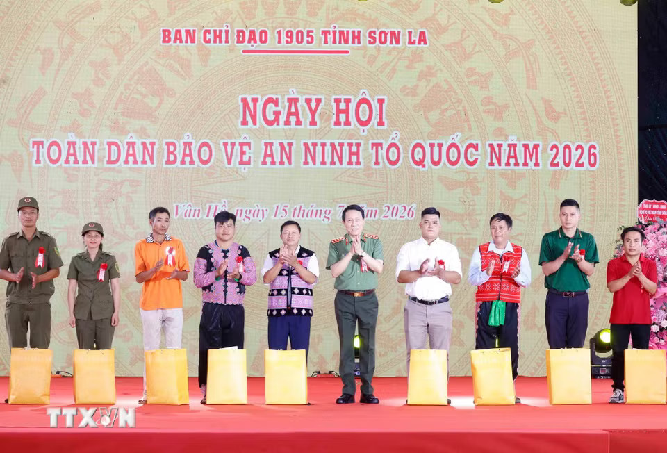 e3c8b018d5b1536a0-_ttxvn-tong-bi-thu-chu-tich-nuoc-du-ngay-hoi-toan-dan-bao-ve-an-ninh-to-quoc-tai-son-la-8889300-4.jpg.avif