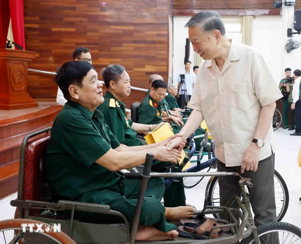 fc7f39cb6bec09358f3dce3e0b75339413-_ttxvn-tong-bi-thu-chu-tich-nuoc-tham-trung-tam-dieu-duong-thuong-binh-thuan-thanh-6.jpg.avif