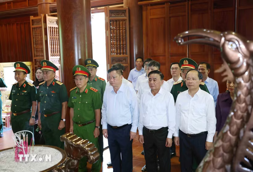 Đồng chí Trần Cẩm Tú, Ủy viên Bộ Chính trị, Thường trực Ban Bí thư và Đoàn công tác Trung ương đến dâng hoa, dâng hương tưởng niệm Chủ tịch Hồ Chí Minh tại Khu di tích Quốc gia đặc biệt Kim Liên. (Ảnh: Phương Hoa/TTXVN) ttxvn-thuong-truc-ban-bi-thu-tran-cam-tu-dang-huong-tai-khu-di-tich-quoc-gia-dac-biet-kim-lien-tang-qua-nguoi-co-cong-tinh-nghe-an.jpg