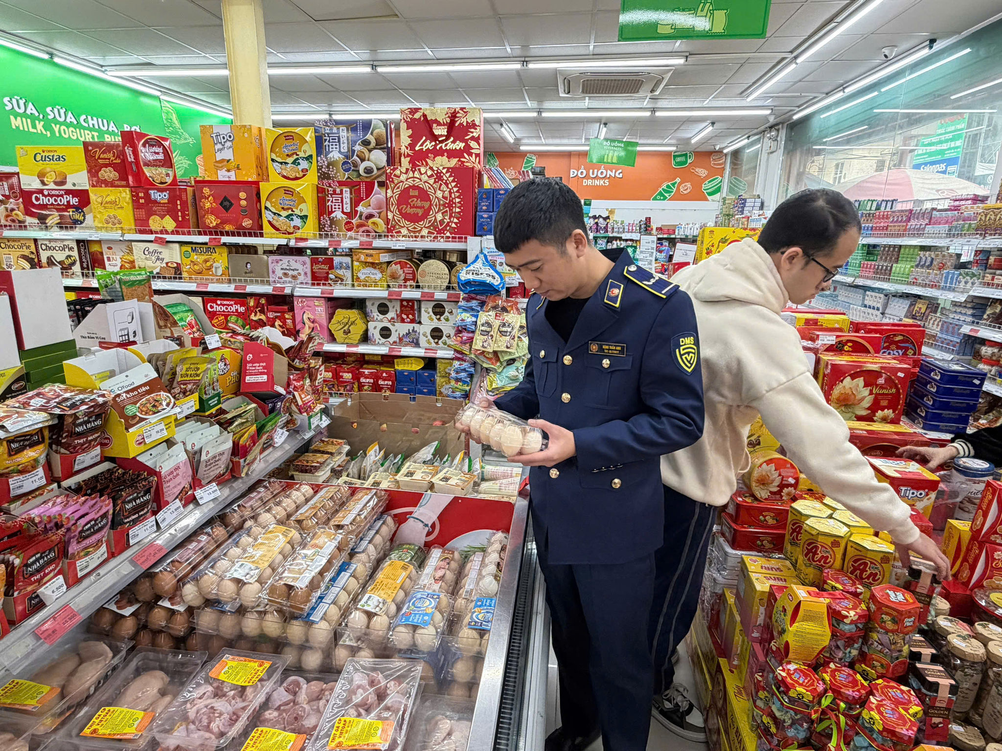 Lực lượng chức năng nắm bắt tình hình tại Siêu thị trên địa bàn thành phố Hà Nội. Ảnh QLTT