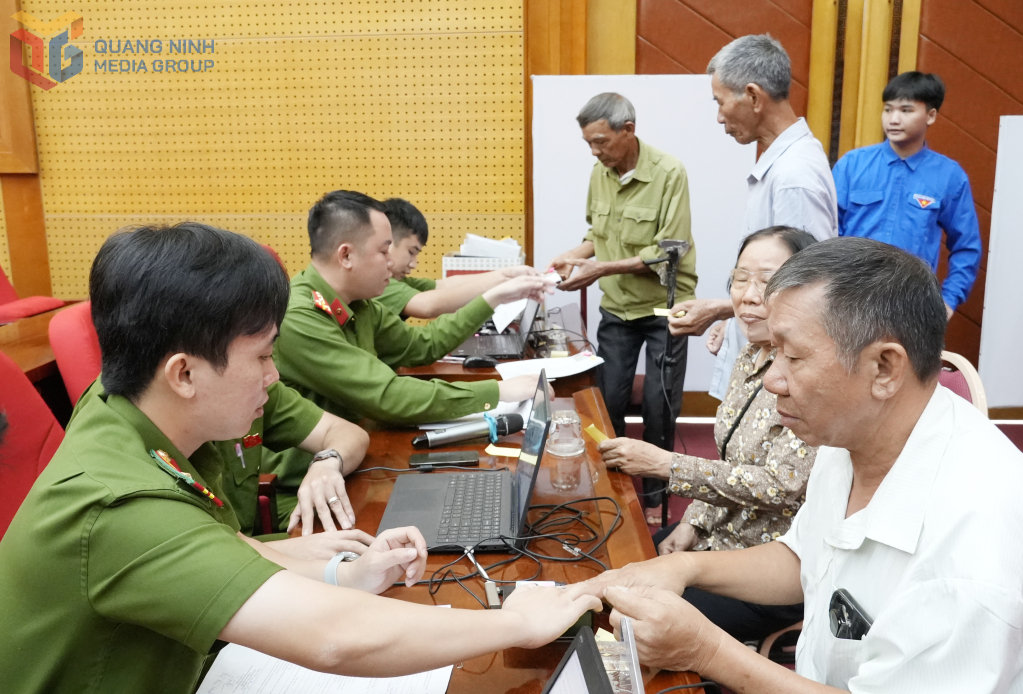 Các cán bộ Công an tỉnh phối hợp cùng địa phương thực hiện quy trình lấy mẫu thân nhân các liệt sĩ tại điểm thu nhận mẫu hội trường UBND phường Đông Triều. 
