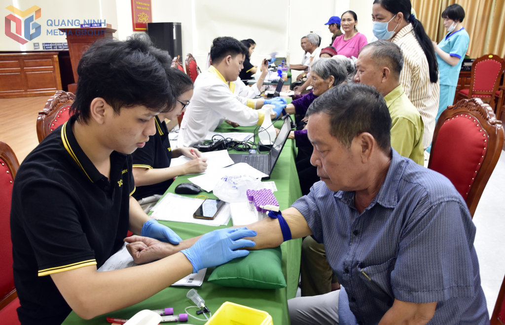 Quá trình lấy mẫu ADN thân nhân liệt sĩ được các lực lượng thực hiện cẩn trọng và tỉ mỉ.