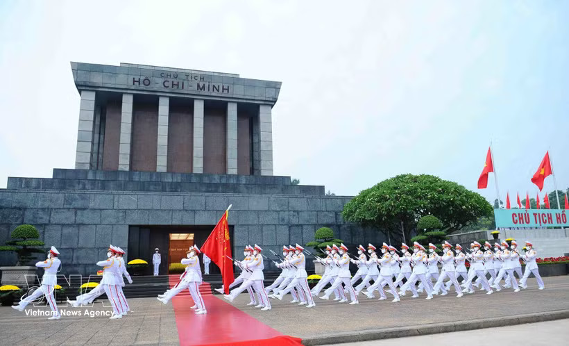 The honour guard marches past the President Ho Chi Minh Mausoleum. (Photo: VNA)