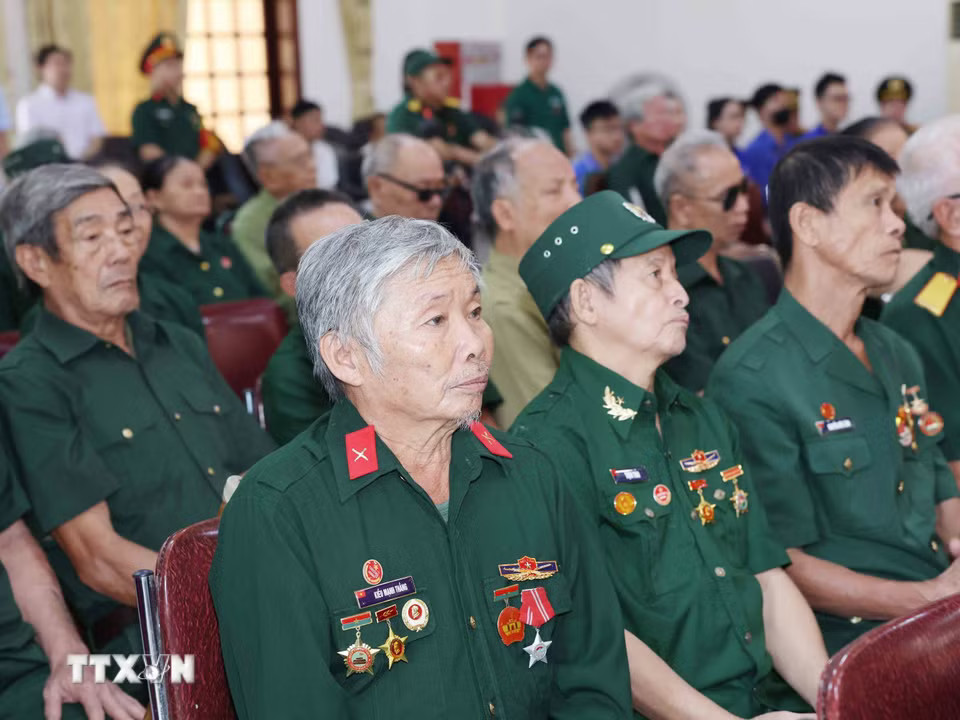 truc-ban-bi-thu-tran-cam-tu-dang-huong-tai-khu-di-tich-quoc-gia-dac-biet-kim-lien-tang-qua-nguoi-co-cong-tinh-nghe-an10.jpg.avif