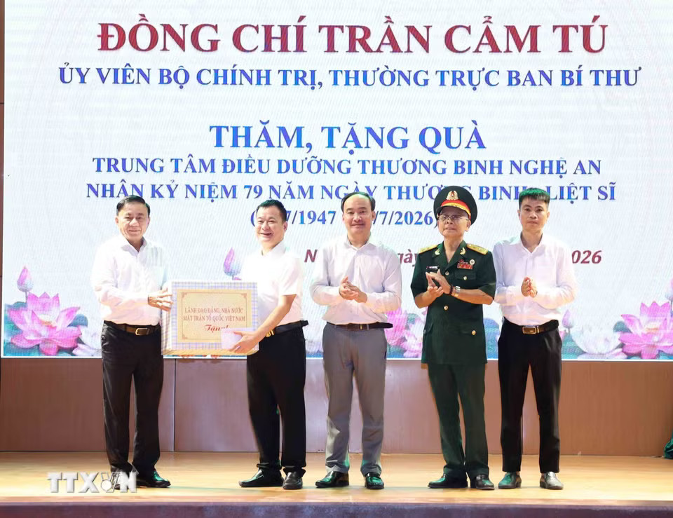 truc-ban-bi-thu-tran-cam-tu-dang-huong-tai-khu-di-tich-quoc-gia-dac-biet-kim-lien-tang-qua-nguoi-co-cong-tinh-nghe-an11.jpg.avif