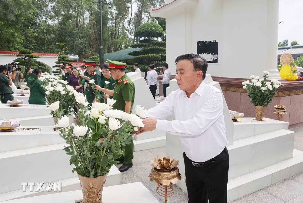 Thường trực Ban Bí thư Trần Cẩm Tú dâng hoa tại phần mộ 10 nữ liệt sỹ Thanh niên xung phong tại Khu di tích lịch sử Quốc gia đặc biệt Ngã ba Đồng Lộc. (Ảnh: Phương Hoa/TTXVN) ttxvn-thuong-truc-ban-bi-thu-tran-cam-tu-dang-huong-tai-khu-di-tich-quoc-gia-dac-biet-kim-lien-tang-qua-nguoi-co-cong-tinh-nghe-an13.jpg