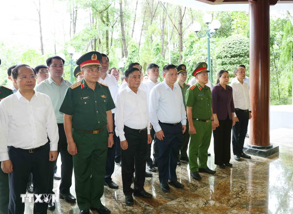 Thường trực Ban Bí thư Trần Cẩm Tú và thành viên đoàn công tác tưởng niệm các anh hùng, liệt sỹ tại Khu di tích lịch sử Quốc gia đặc biệt Ngã ba Đồng Lộc, tỉnh Hà Tĩnh. (Ảnh: Phương Hoa/TTXVN) ttxvn-thuong-truc-ban-bi-thu-tran-cam-tu-dang-huong-tai-khu-di-tich-quoc-gia-dac-biet-kim-lien-tang-qua-nguoi-co-cong-tinh-nghe-an17.jpg
