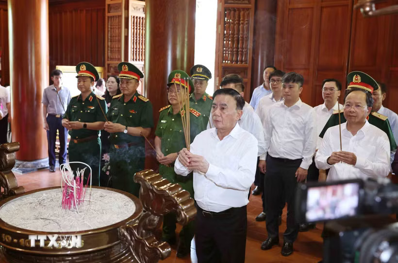 Đồng chí Trần Cẩm Tú, Ủy viên Bộ Chính trị, Thường trực Ban Bí thư và Đoàn công tác Trung ương dâng hương tưởng niệm Chủ tịch Hồ Chí Minh tại Khu di tích Quốc gia đặc biệt Kim Liên. (Ảnh: Phương Hoa/TTXVN)