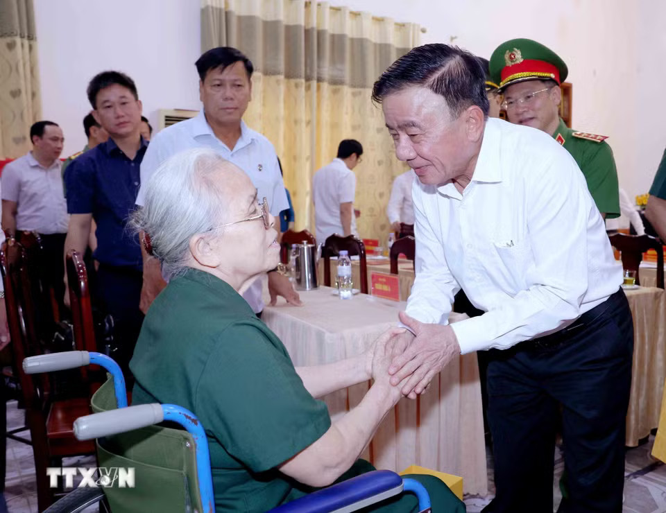 truc-ban-bi-thu-tran-cam-tu-dang-huong-tai-khu-di-tich-quoc-gia-dac-biet-kim-lien-tang-qua-nguoi-co-cong-tinh-nghe-an5.jpg.avif