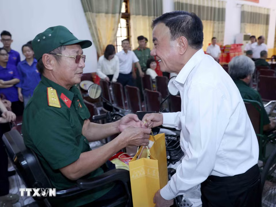truc-ban-bi-thu-tran-cam-tu-dang-huong-tai-khu-di-tich-quoc-gia-dac-biet-kim-lien-tang-qua-nguoi-co-cong-tinh-nghe-an6.jpg.avif
