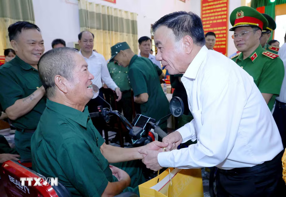 truc-ban-bi-thu-tran-cam-tu-dang-huong-tai-khu-di-tich-quoc-gia-dac-biet-kim-lien-tang-qua-nguoi-co-cong-tinh-nghe-an8.jpg.avif