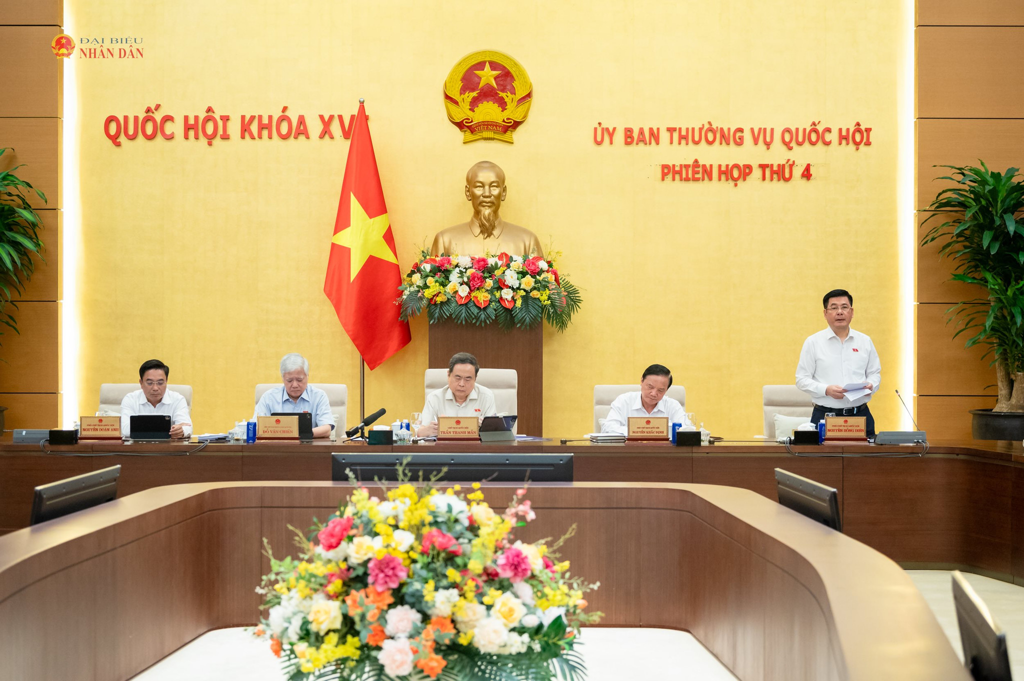Phó Chủ tịch Quốc hội Nguyễn Hồng Diên điều hành nội dung phiên họp