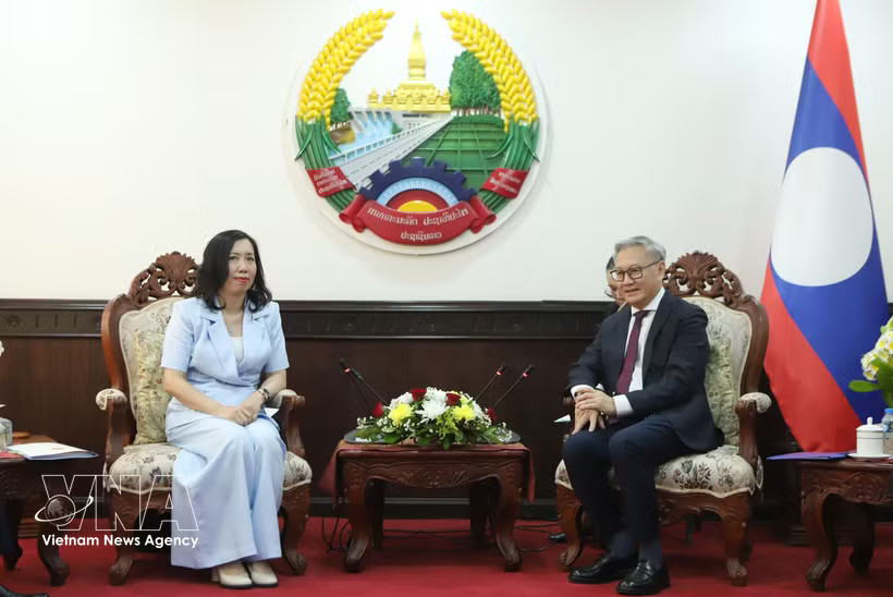 Deputy Minister of Foreign Affairs Le Thi Thu Hang (L) pays a courtesy call on Lao Deputy Prime Minister and Minister of Foreign Affairs Thongsavanh Phomvihane. (Photo: VNA)
