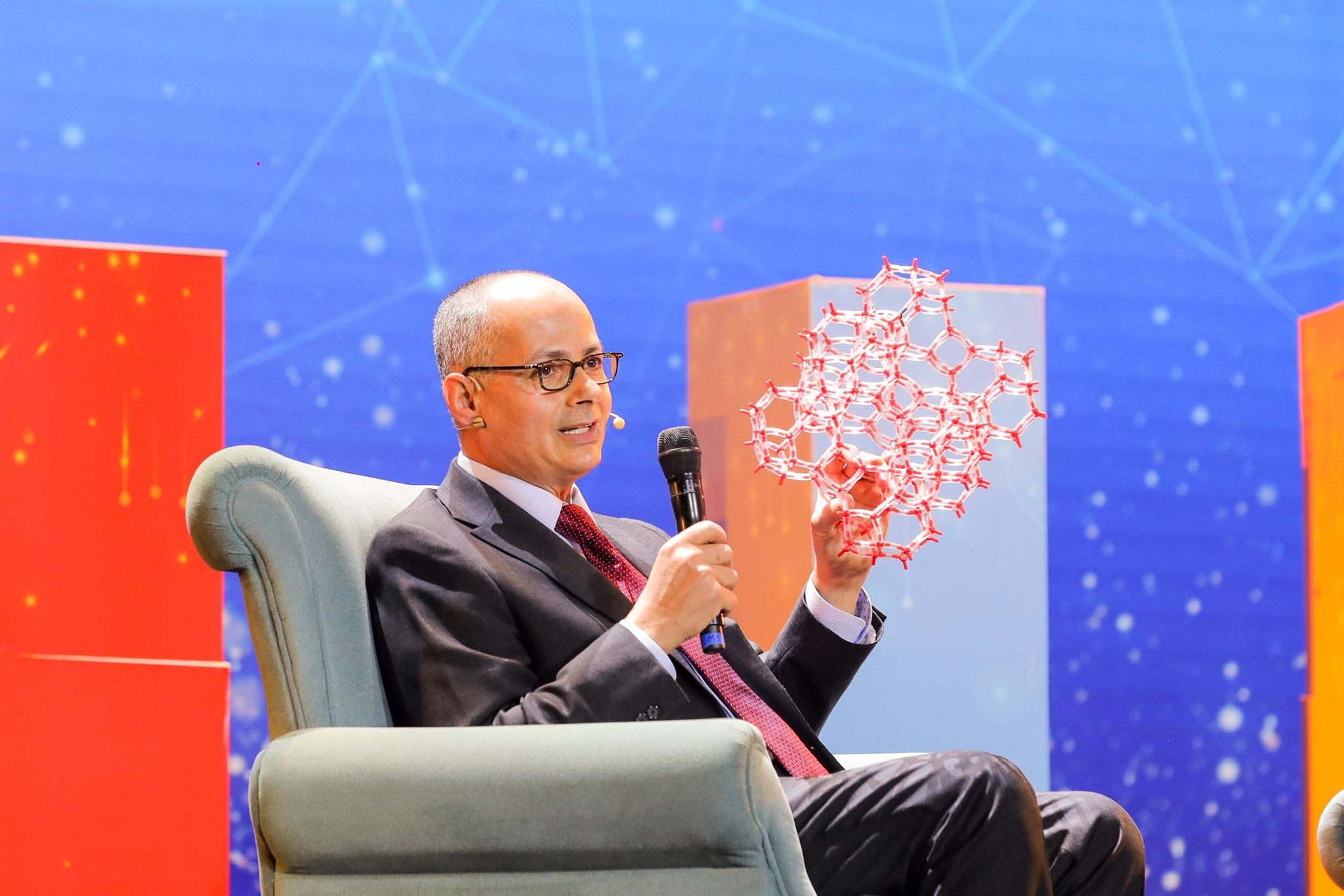 Ảnh 1. GS. Omar Yaghi