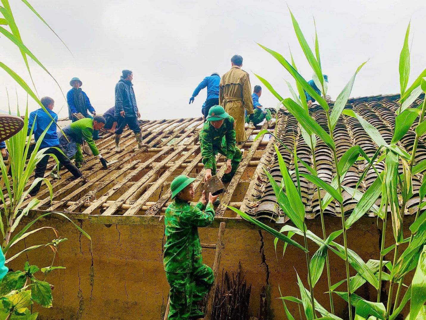 Bộ đội Biên phòng, Công an, đoàn viên thanh niên và người dân tỉnh Tuyên Quang cùng chung tay tháo dỡ căn nhà tạm để xây dựng mái ấm mới cho hộ nghèo.