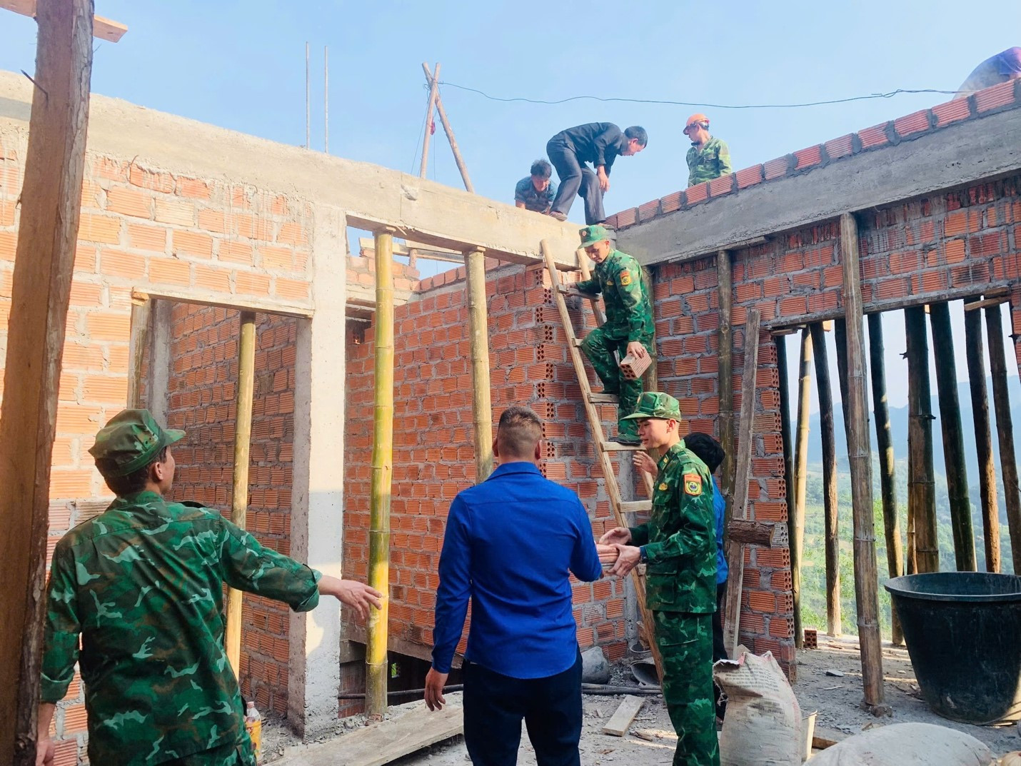 Bộ đội Biên phòng, đoàn viên thanh niên và người dân tỉnh Tuyên Quang chung tay xây dựng mái ấm mới cho hộ nghèo.