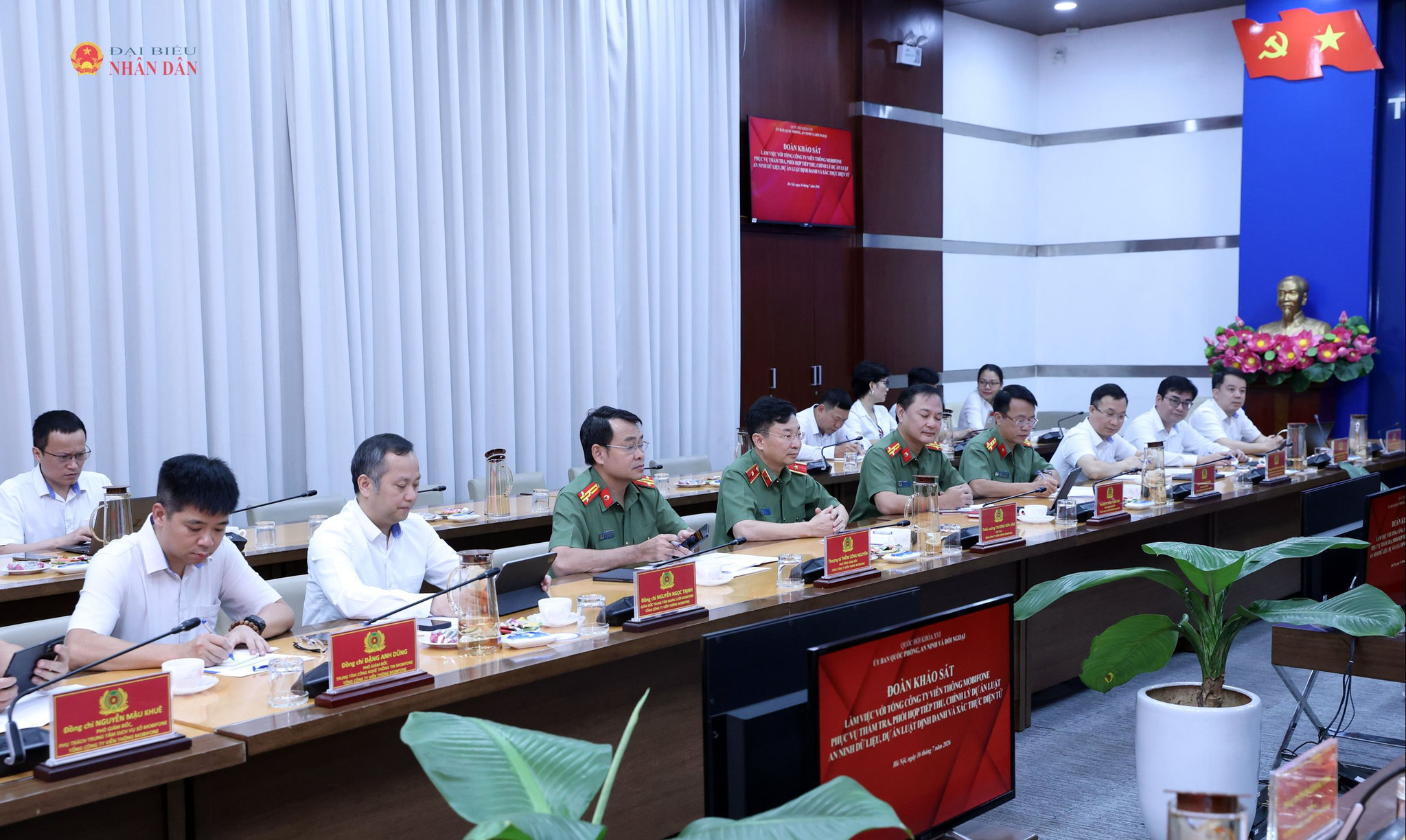 Các đại biểu tham dự cuộc làm việc