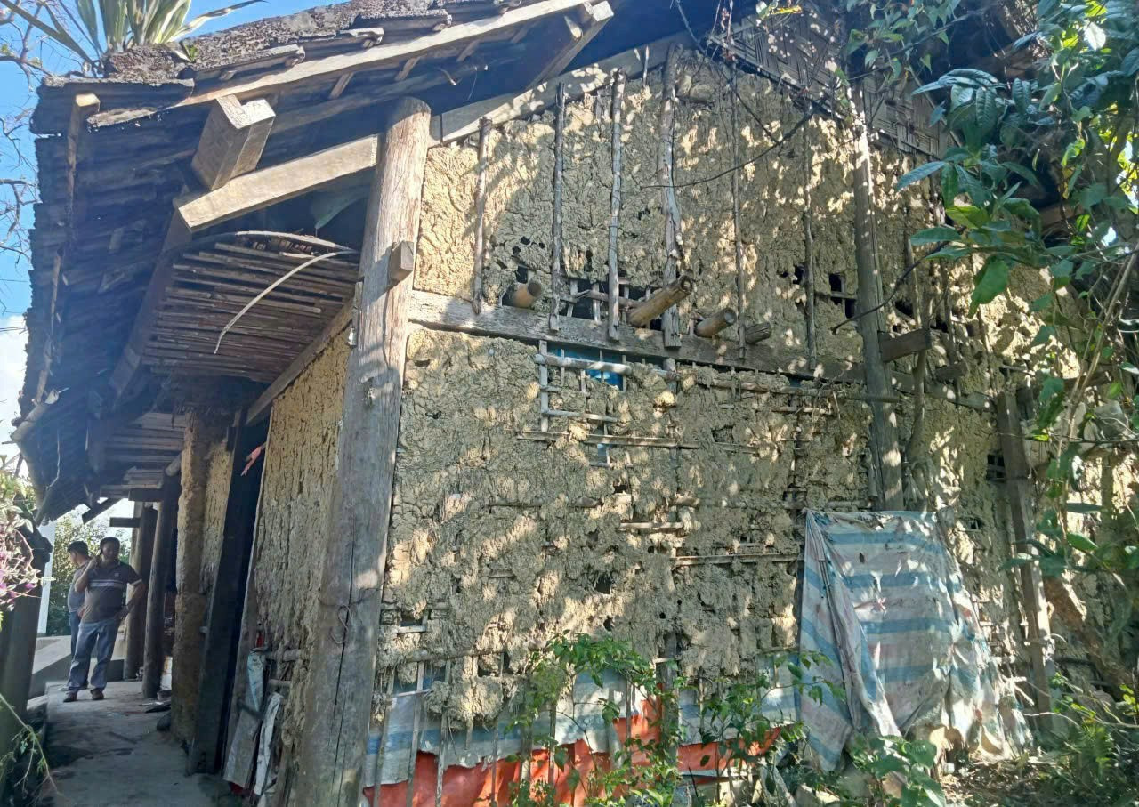Căn nhà trình tường đã xuống cấp nghiêm trọng của gia đình anh Chu Thống Tài, thôn Tam Sơn 4, xã Quản Bạ, trước khi được hỗ trợ xóa nhà tạm, nhà dột nát.
