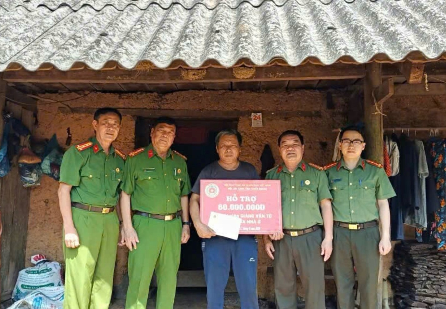 Công an xã Tùng Vài và Hội Cựu Công an nhân dân tỉnh Tuyên Quang trao kinh phí xóa nhà tạm tại thôn Suối Vui, xã Tùng Vài.