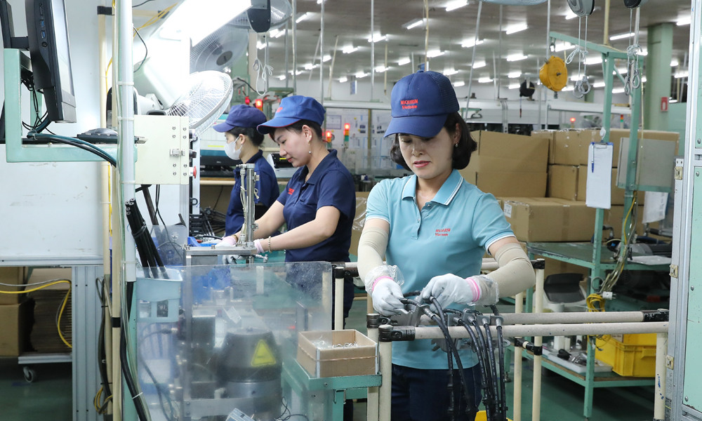 cong-nhan-lam-viec-tai-kcn-quang-chau-1771132363.jpg